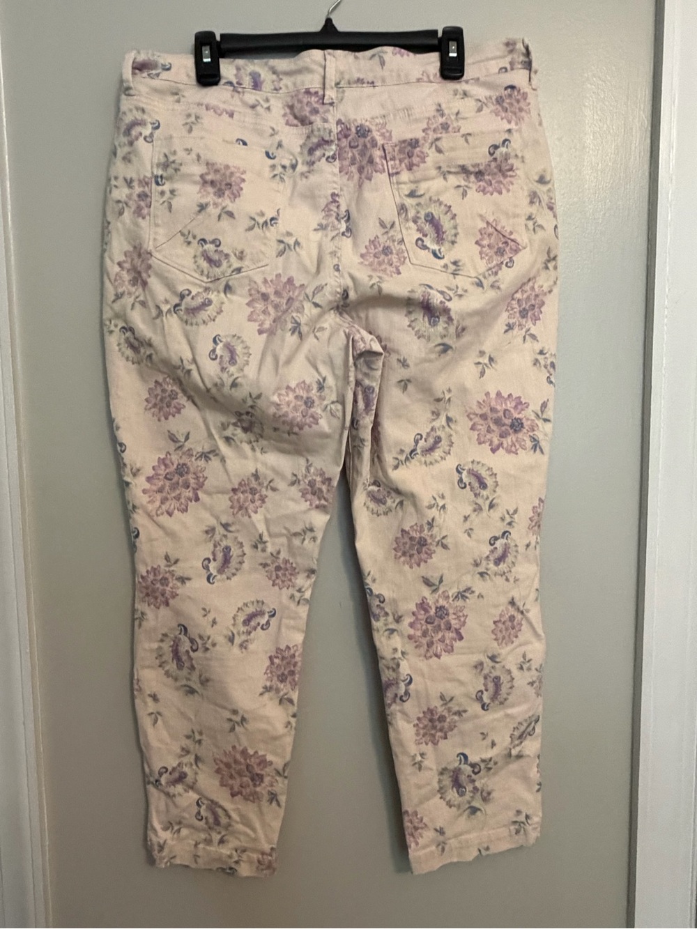 Bandolino Lisbeth Crop Floral Pants in Light Pink and Lavender Accents